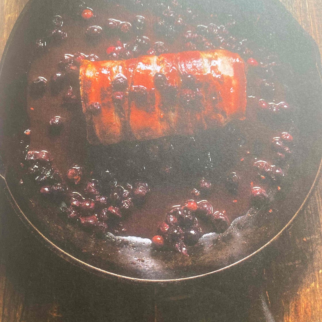 Cerf bardé, sauce aux épices boréales et aux Amélanche