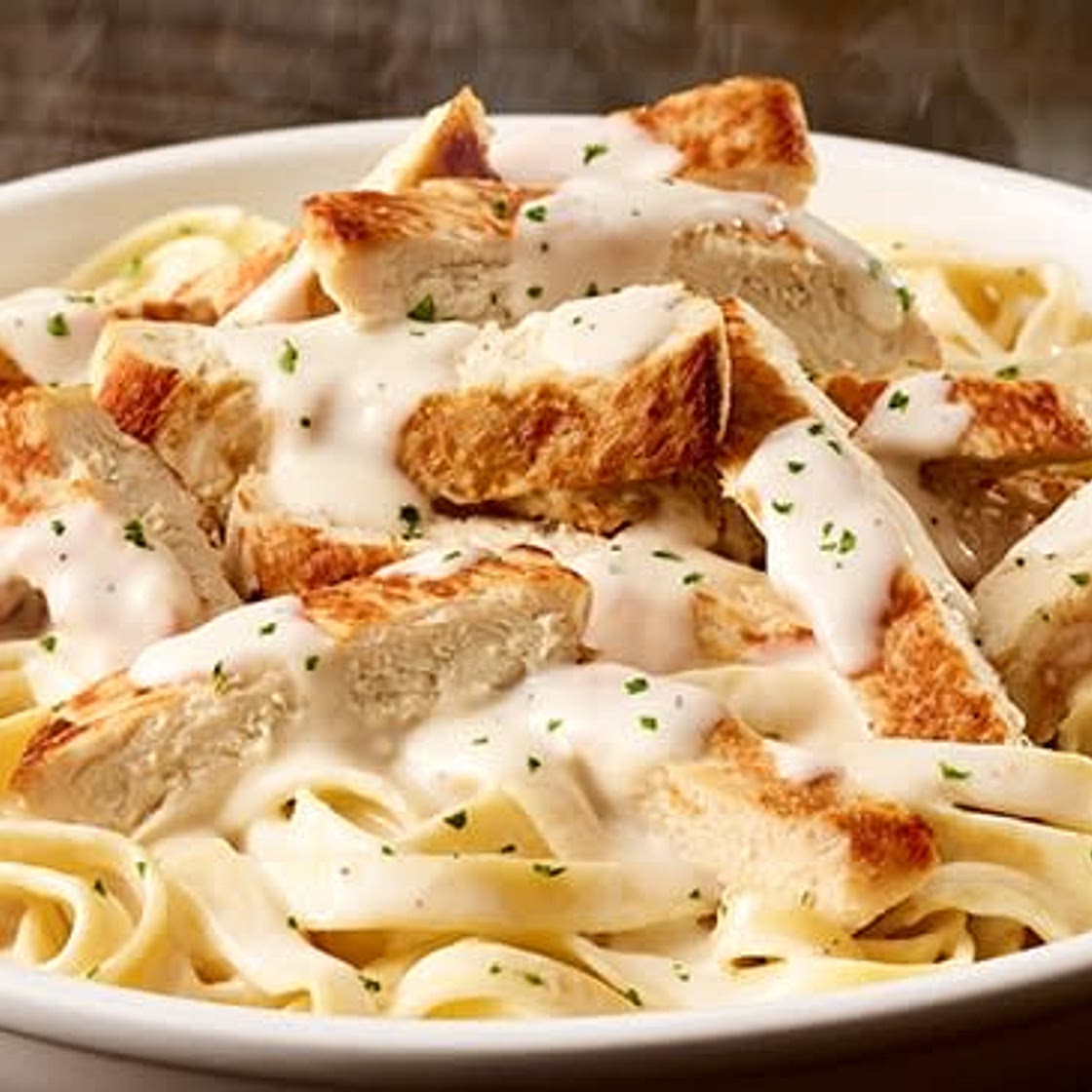 Olive Garden Fettuccine Alfredo with Crispy Chicken