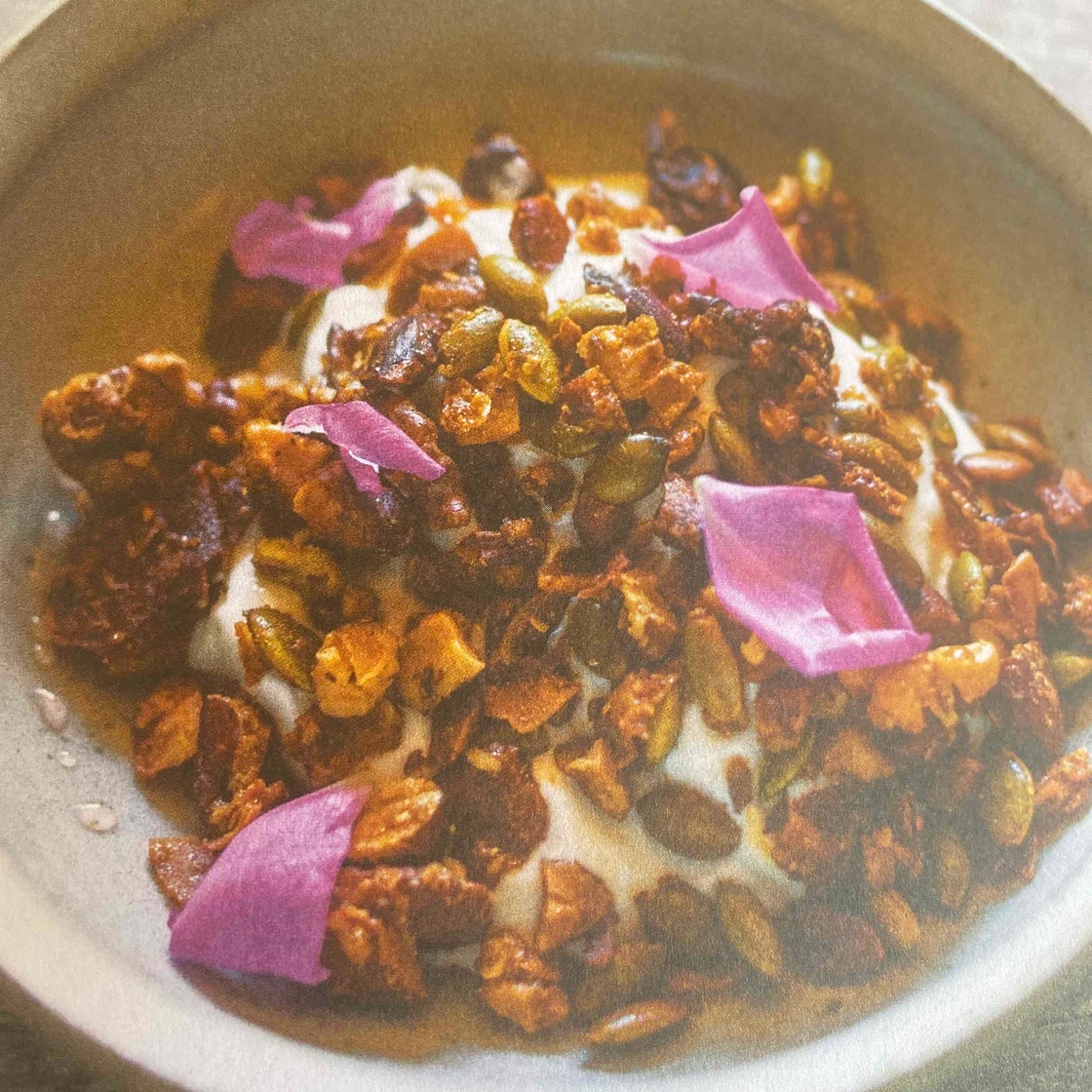 Granola au mélilot, sirop de roses sauvages et pétales frais