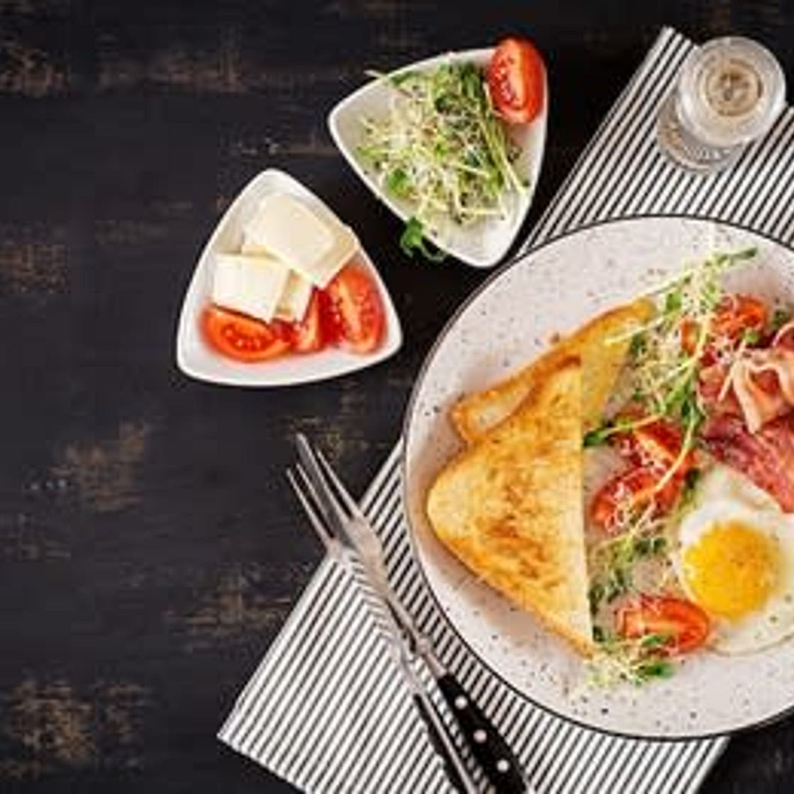 Œuf au plat et bacon sur pain grille et sauce tomate/poivrons
