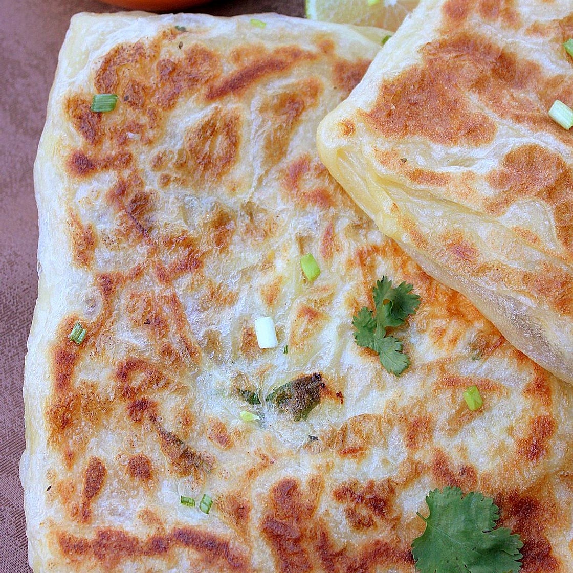 Msemen farci à l'oeuf coulant doublé d'une feuille de trid