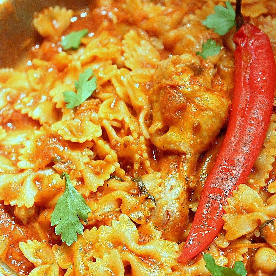 Pate tunisienne au poulet (sauce piquante à l'harissa)
