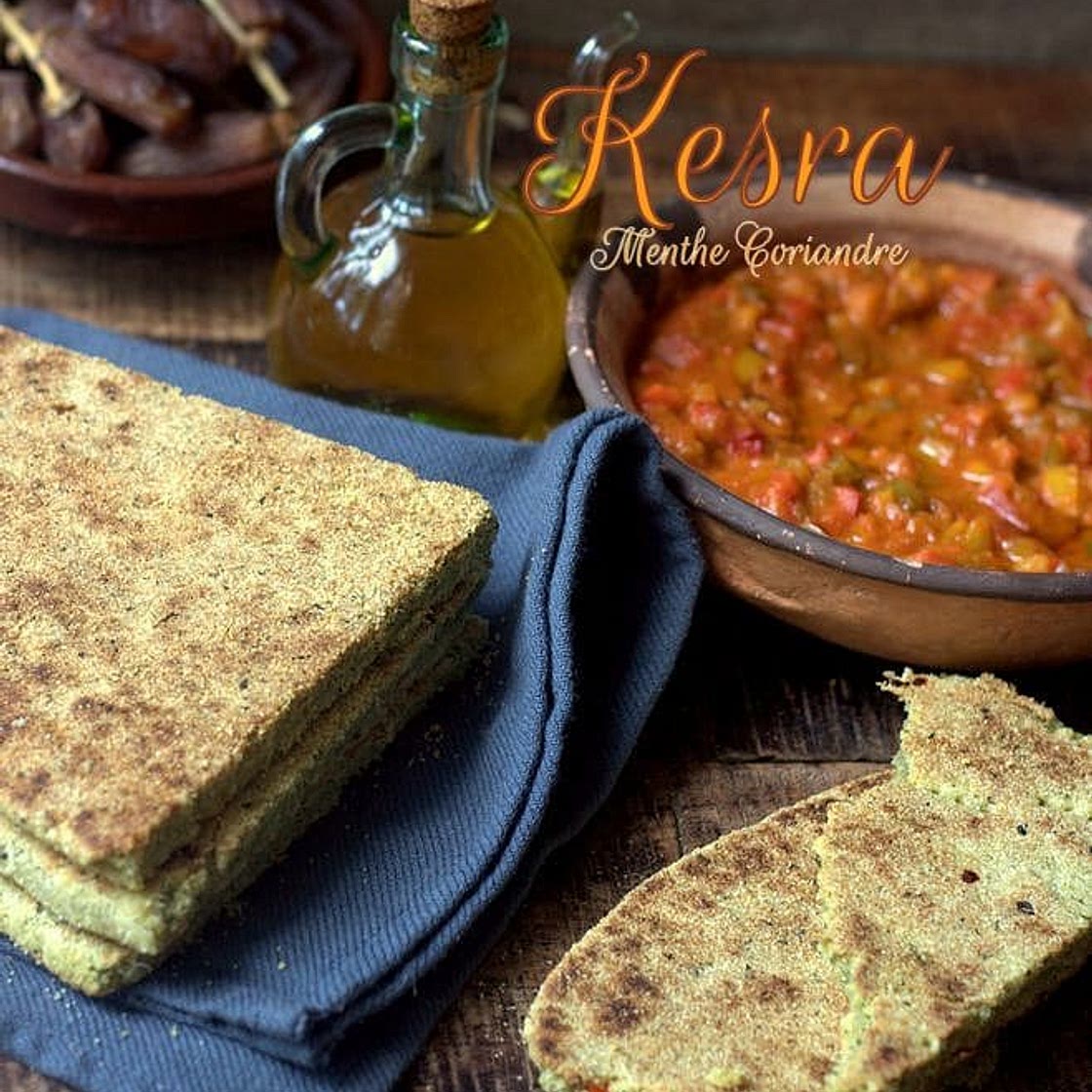 Kesra aux herbes mixées de menthe et coriandre fraîches