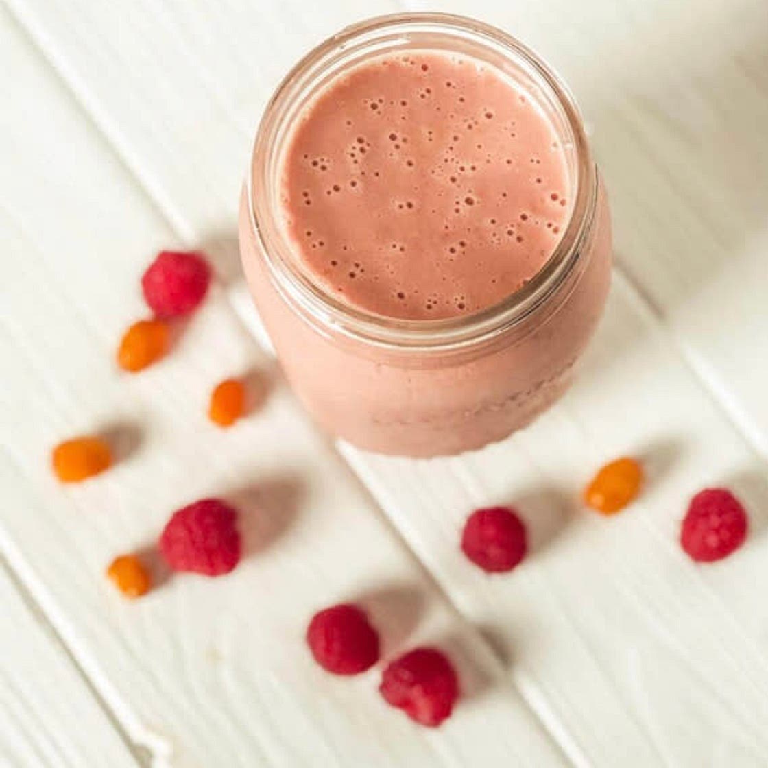 Smoothie aux baies d’argousier, framboises et fleurs de sureau
