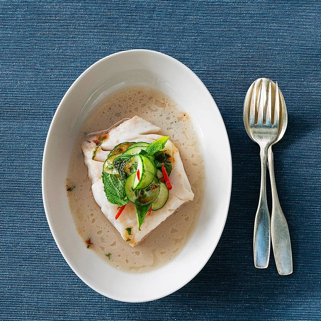 Filets de cabillaud au lait de coco et à la citronnelle, salade d’herbes et concombre