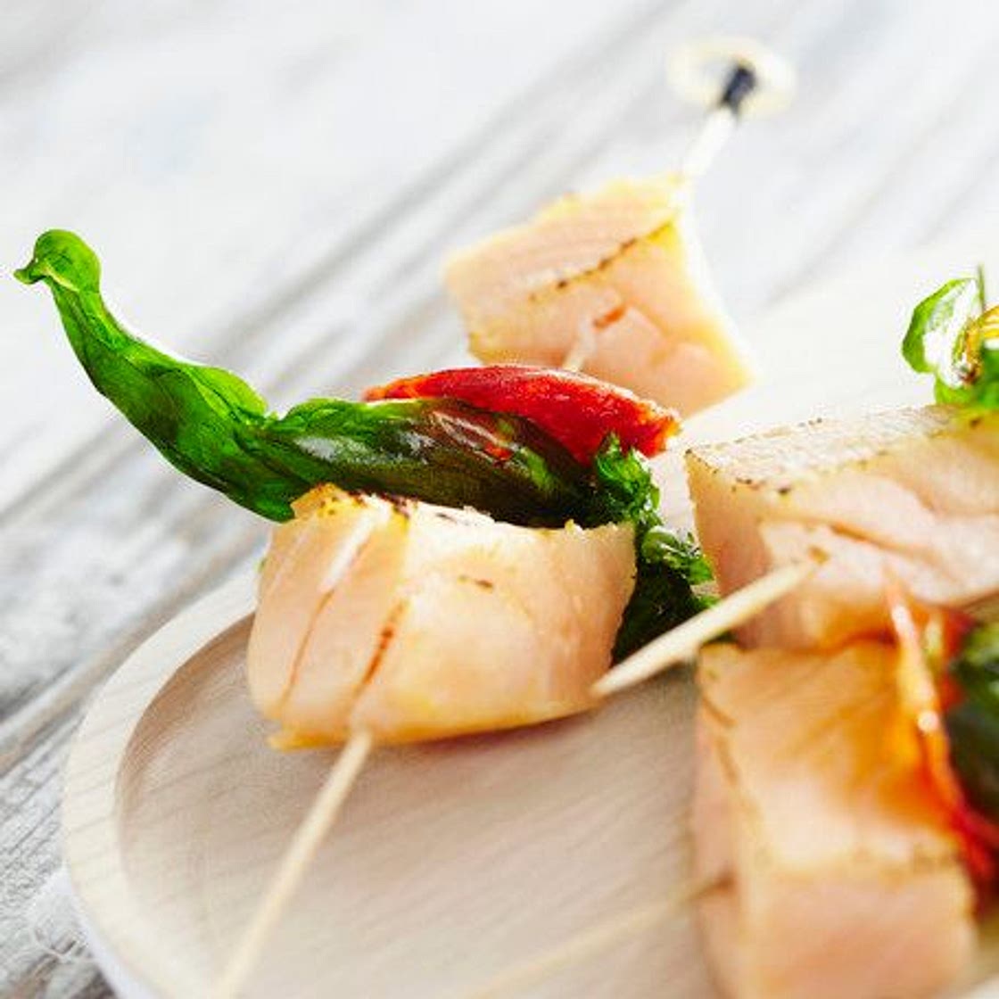 Brochettes de poisson mariné et tian aux légumes du soleil