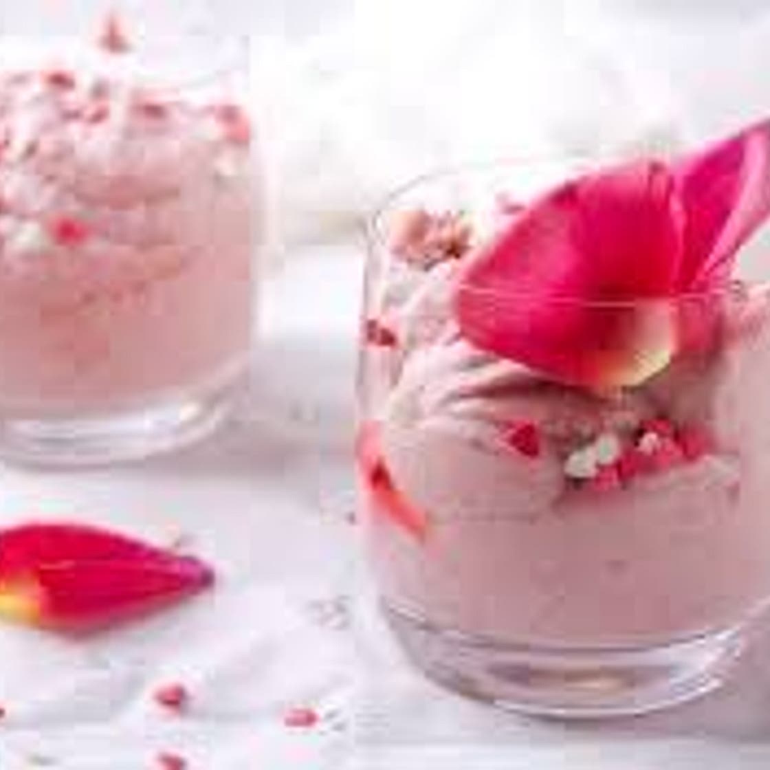 Crème glacée à la rose et aux fraises sauvages