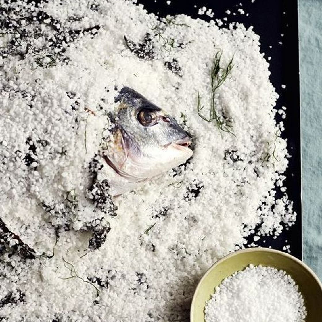 Daurade sauvage en croûte de sel, algues et aneth, sauce vierge de grenade