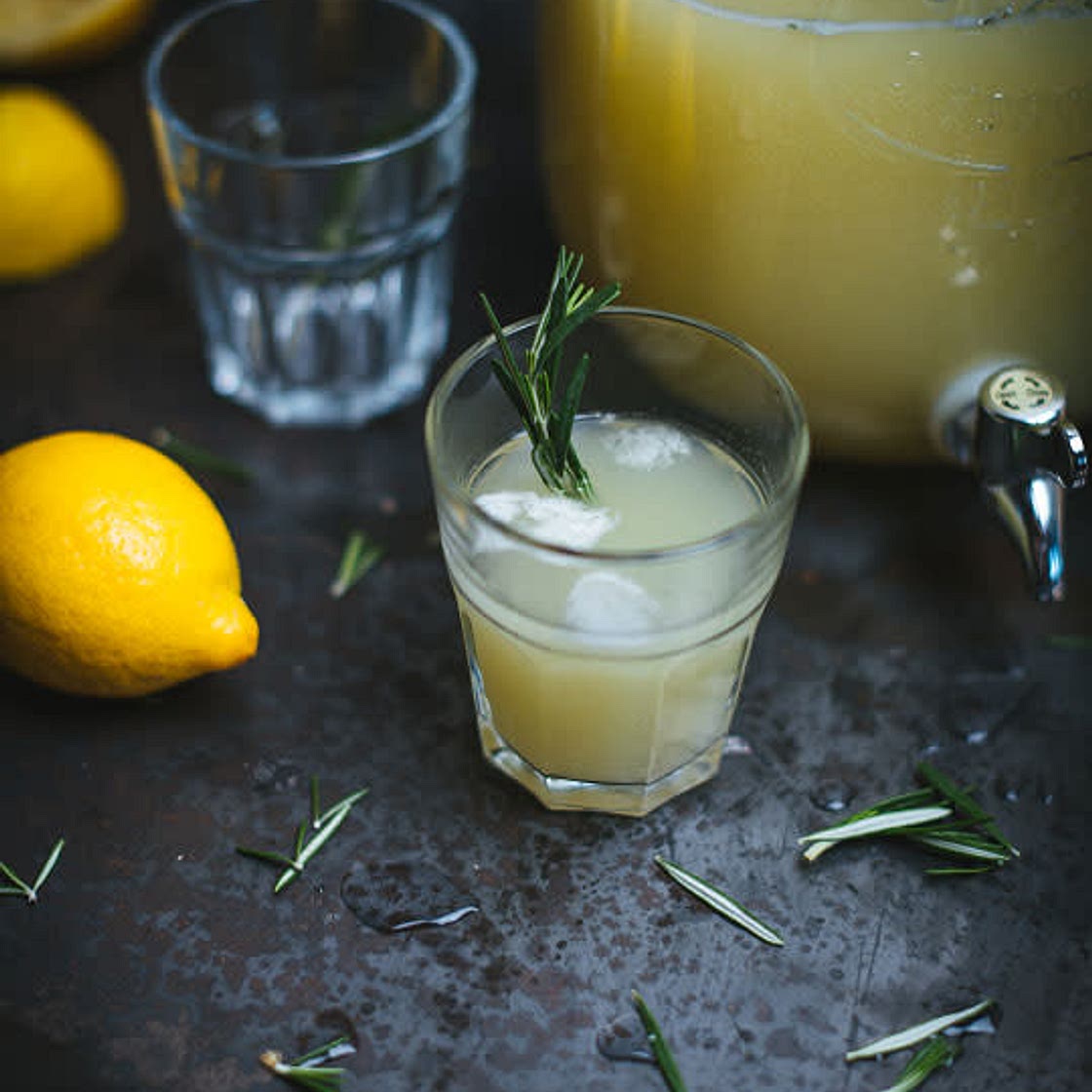 Limonade au gingembre, romarin et gin