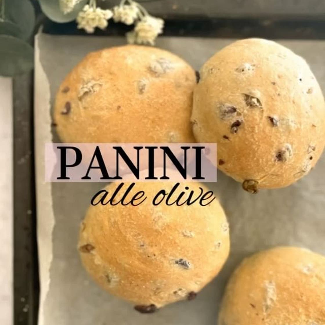 Se non li provi, non ci credi! PANINI ALLE OLIVE! Sofficissimi! È il panino più godurioso che esista (Se ti piacciono le olive ovvio 😜) DOSI per 6 PANINI: 500g farina tipo 1 Circa 290g di acqua tiepida Mezzo cubetto di lievito di birra fresco (o mezza bus
