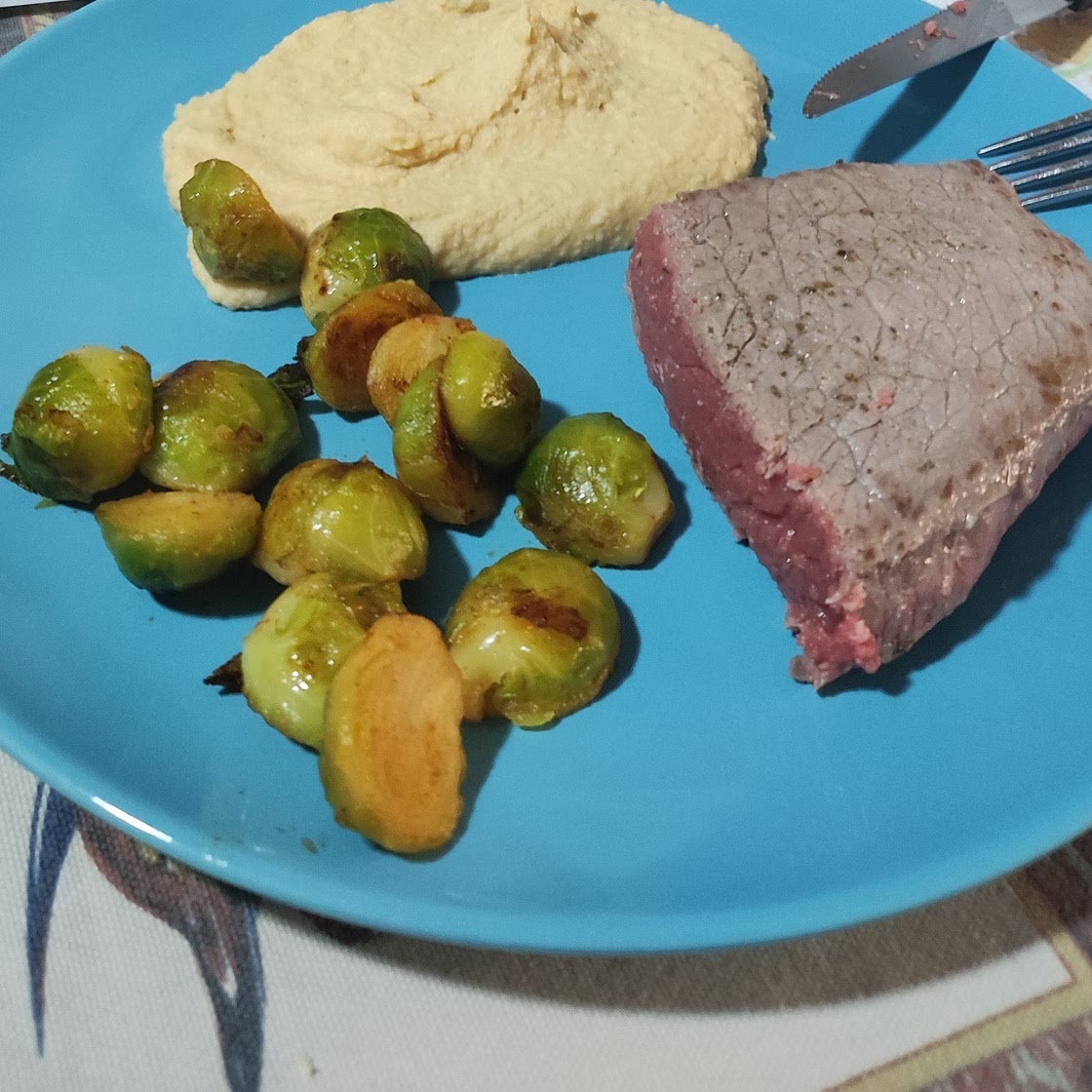 Bistecca di manzo e scalogno fondente con crema di ceci e cavolini di Bruxelles