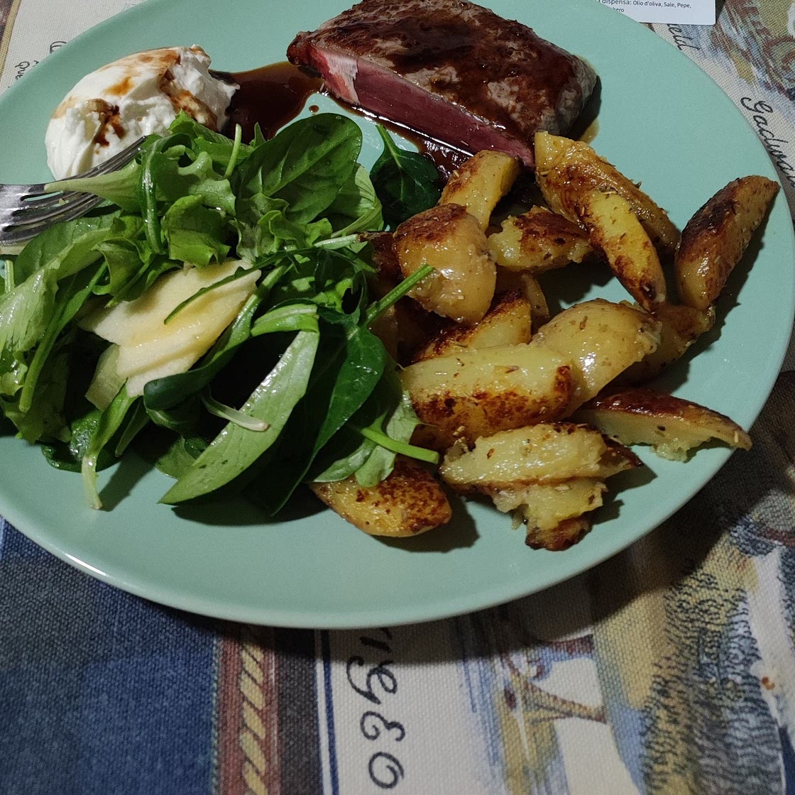 Bistecca di manzo al balsamico e burrata con patate novelle rosolate, insalata e mela