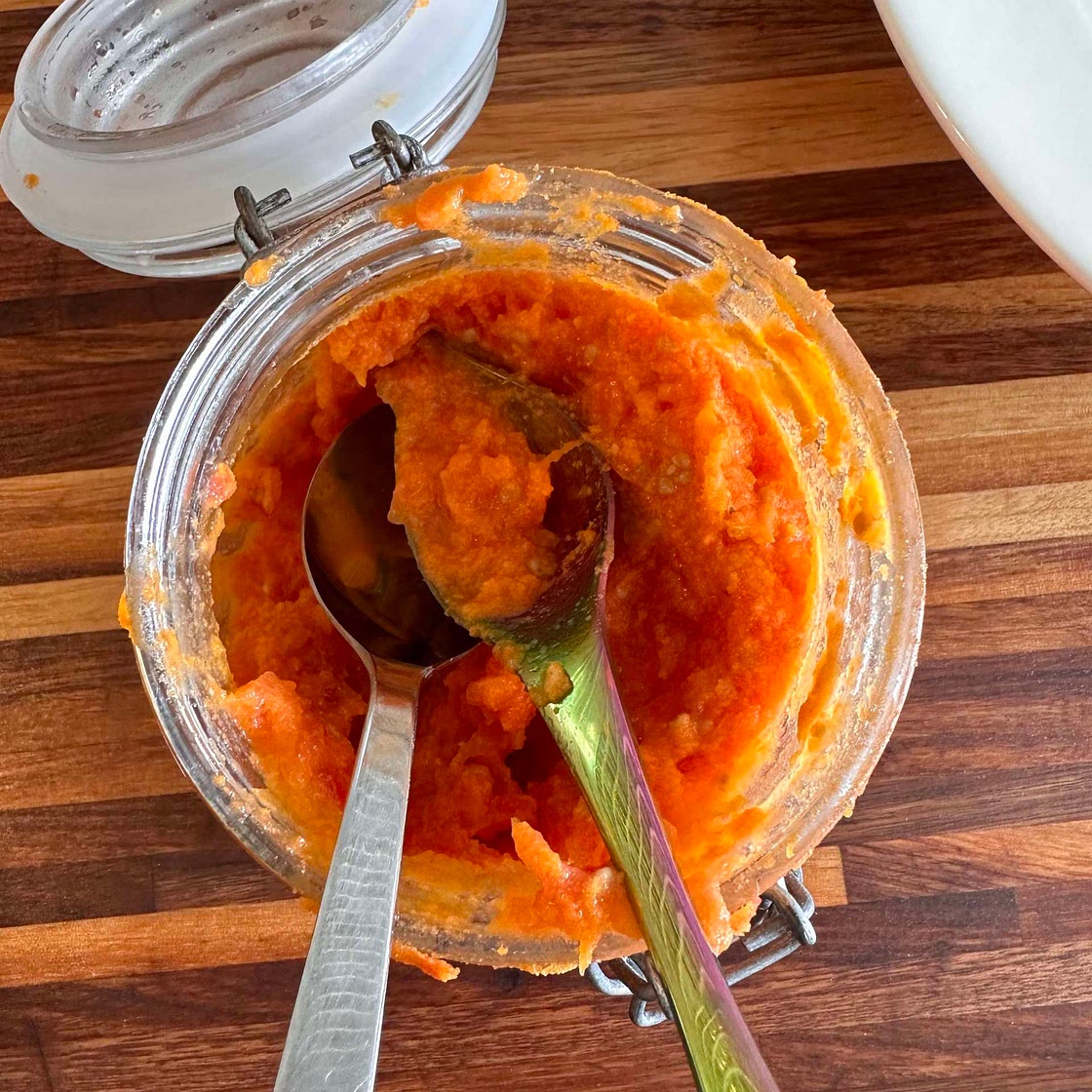 Tomato sauce with onion and butter