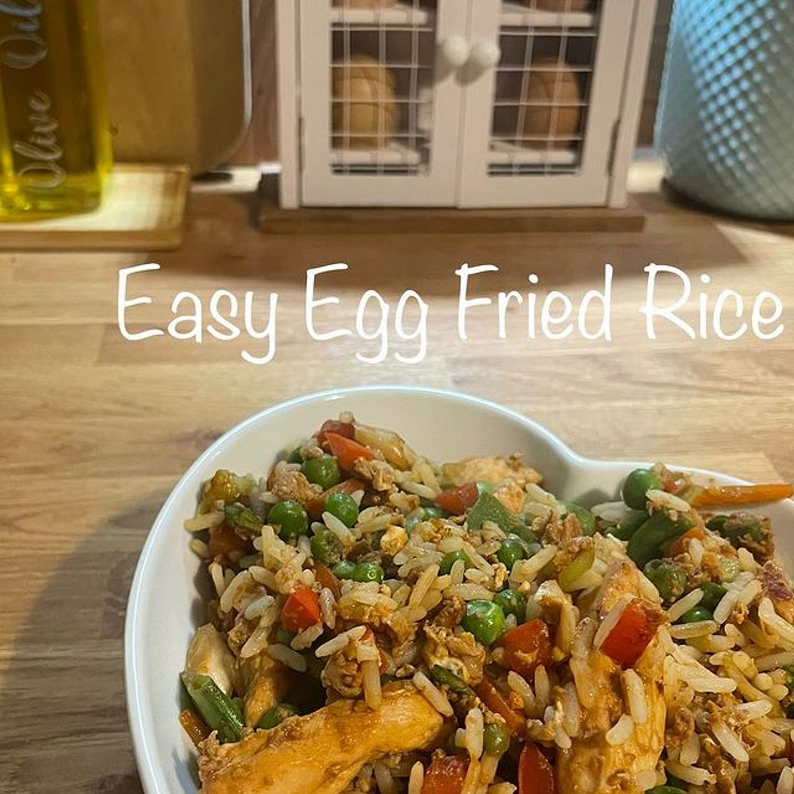 Leftover veg? Chuck them in this easy peasy Egg Fried Rice! It’s quick, it uses up leftovers and is pretty cheap to make! 1. Prepare your veg and protein (I thinly sliced chicken!) 2. Fry your protein until sealed. Add in your veg (leave any spring onion o