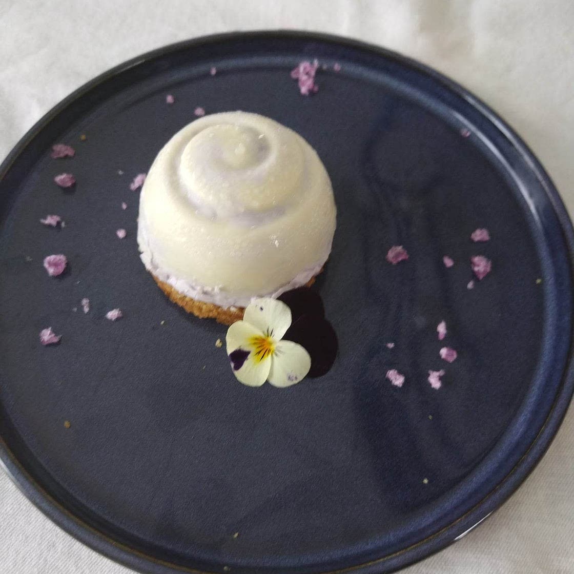 Cheesecake a la violet et coque de chocolat blanc