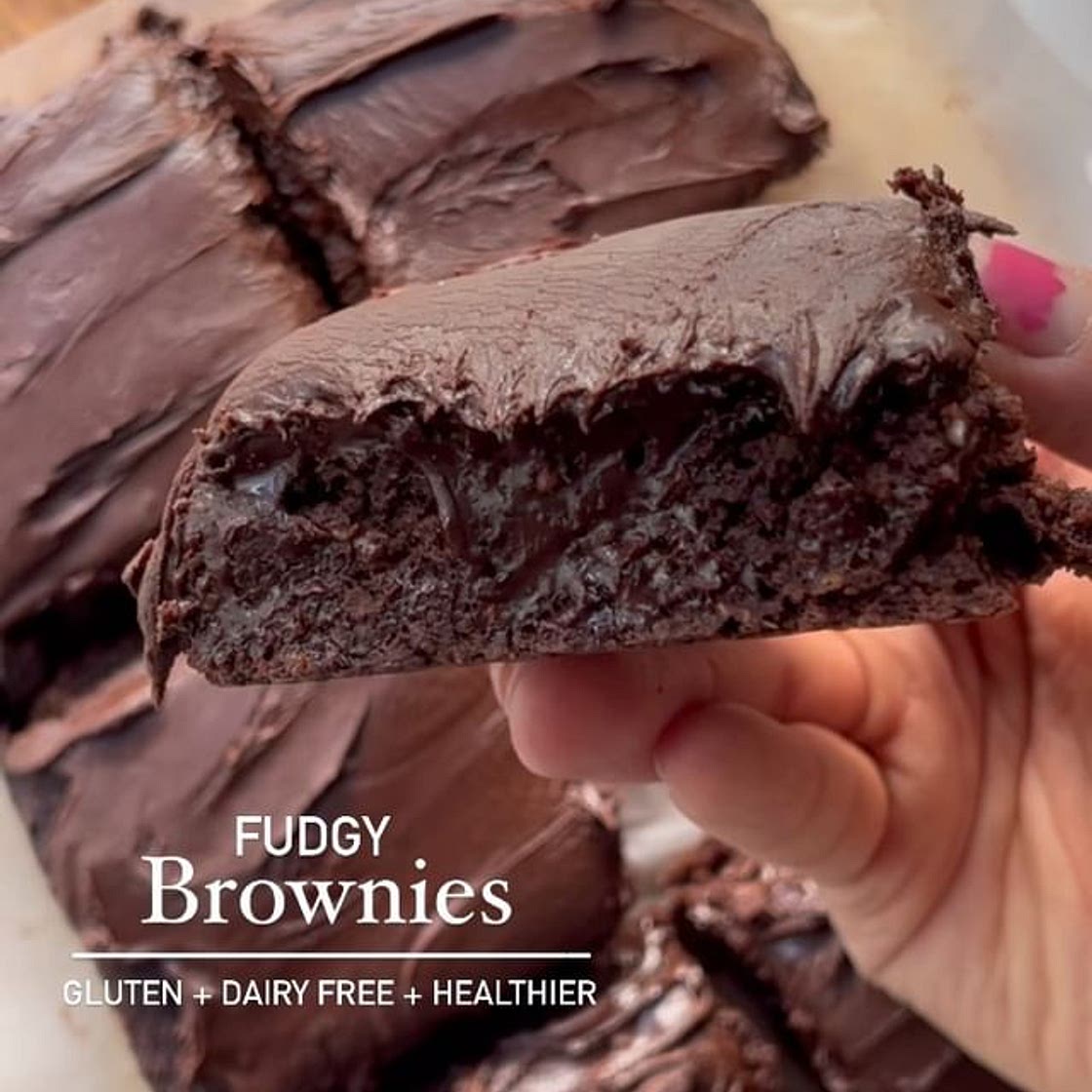 The FUDGIEST brownies that are gluten and dairy free 🤤🍫 Once you make these healthier and gut-friendly brownies you’ll possibly never go back 🤩 Dense fudgy melt in your mouth brownies topped with a thick dark chocolate frosting 😍 Try not to eat the who