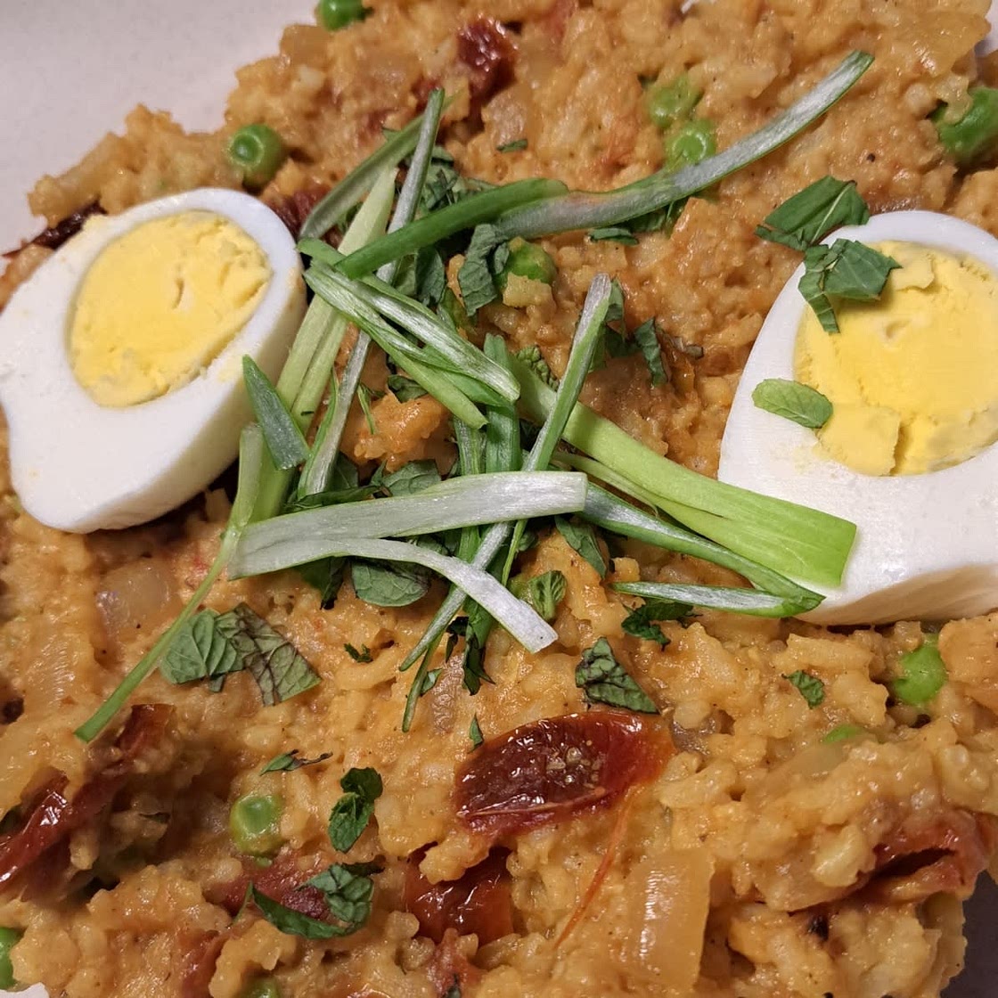 Dami-yeh Gojeh Nokhod Farangi (Tomato-Egg Rice)