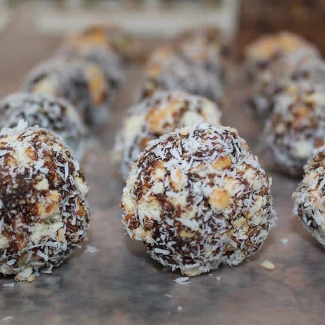 TASTY DATE AND BISCUIT BALLS