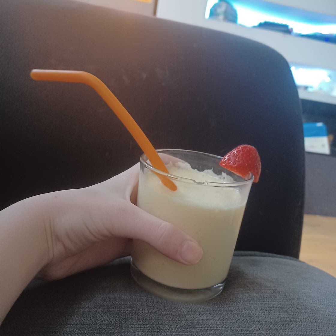 Mango and pineapple smoothie