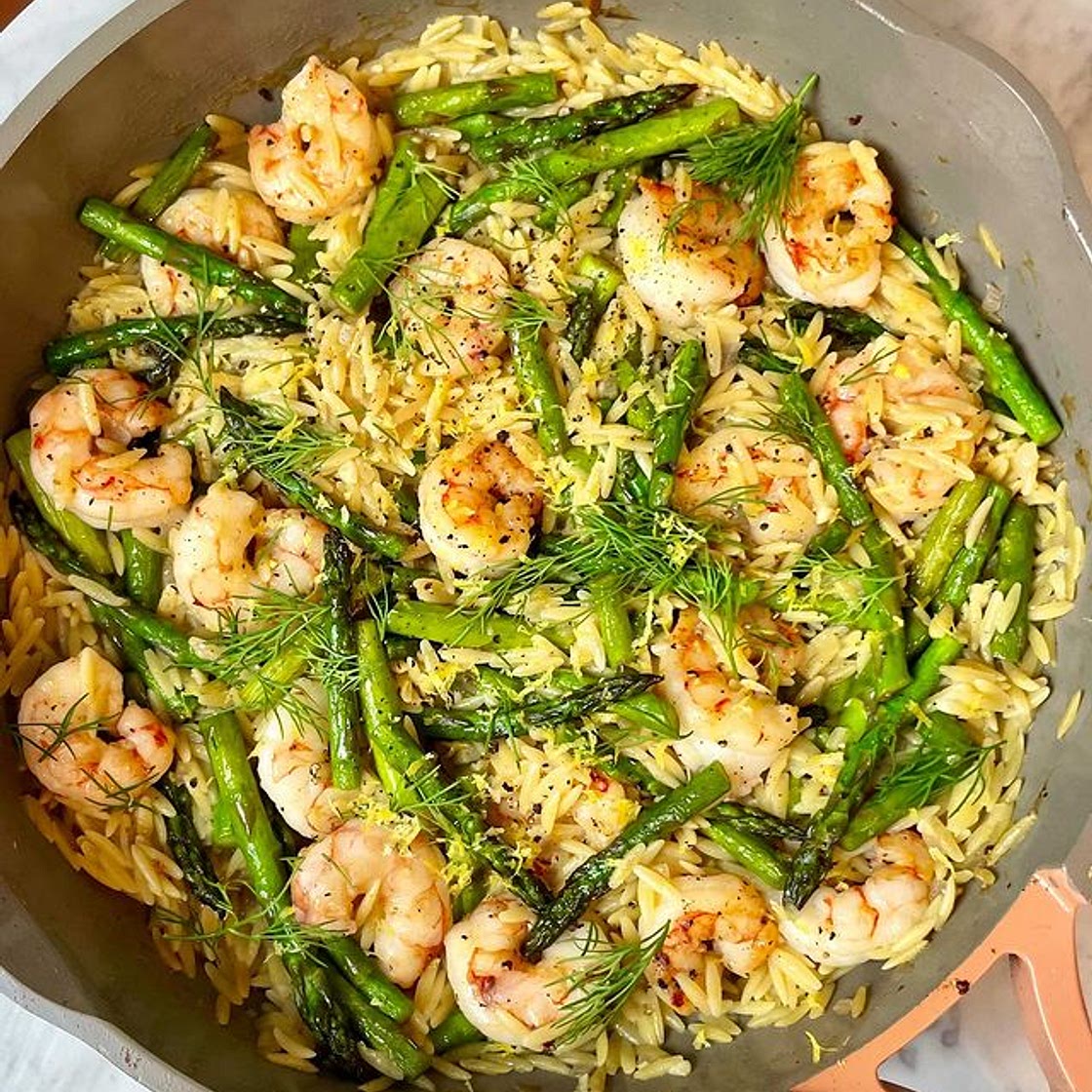 One Pan Shrimp with Buttery Orzo, Asparagus &amp; Dill - building flavour along the way in one pan… These. Flavours. Are. Nuts. Because you’re cooking everything in the same pan, you’re really maximizing on your flavour game here. Easy clean up, super tast
