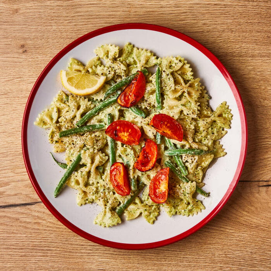 Extra creamy pesto pasta with roasted tomatoes 