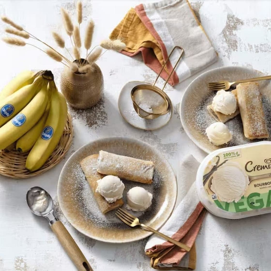 Süße Frühlingsrolle mit Banane und Eis