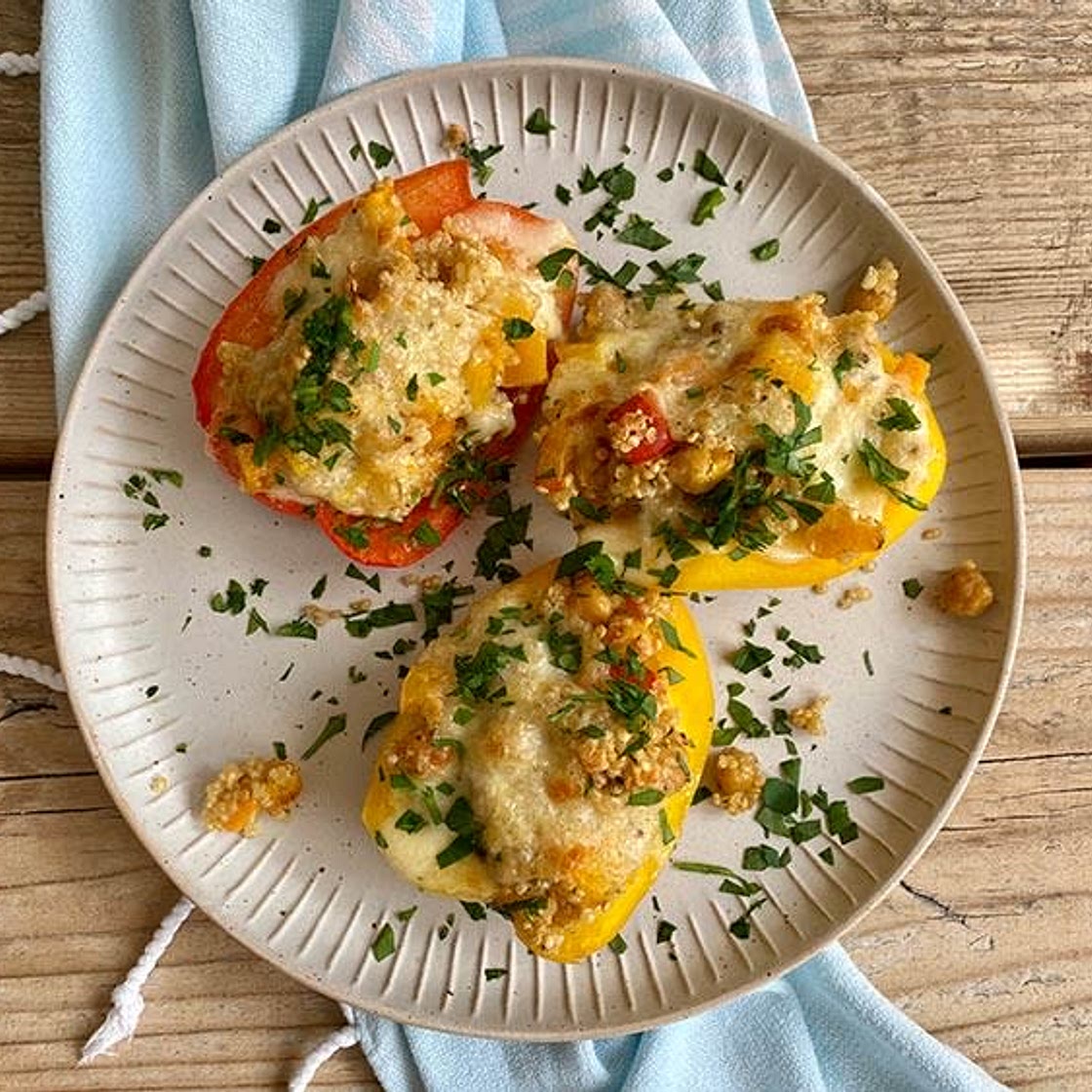 Gefüllte Paprikaschoten mit Hüttenkäse und Blumenkohlreis