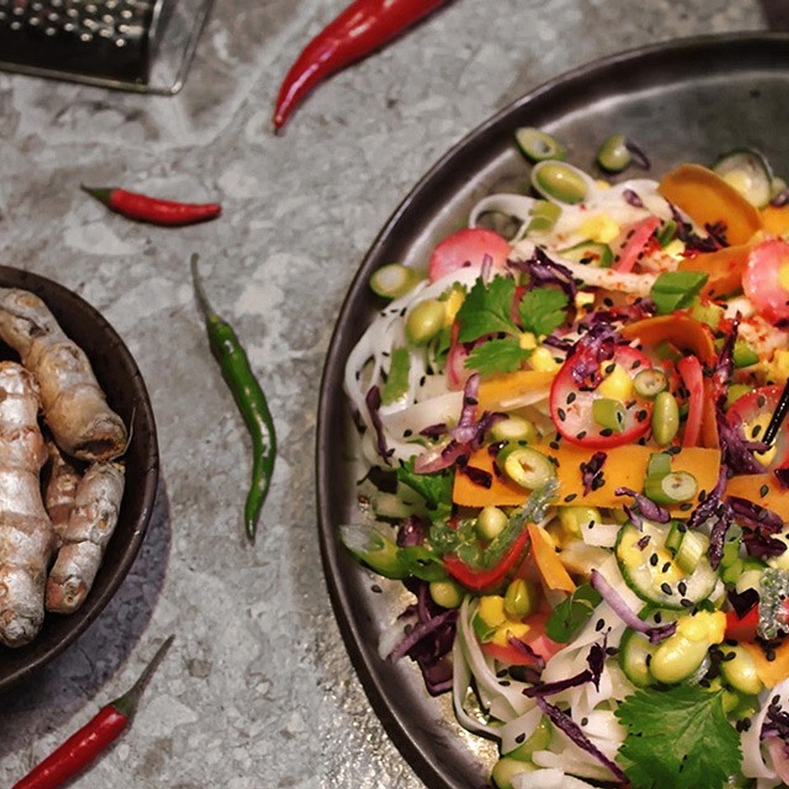 Insalata di cetrioli asiatici crudi con condimento al miso e zenzero