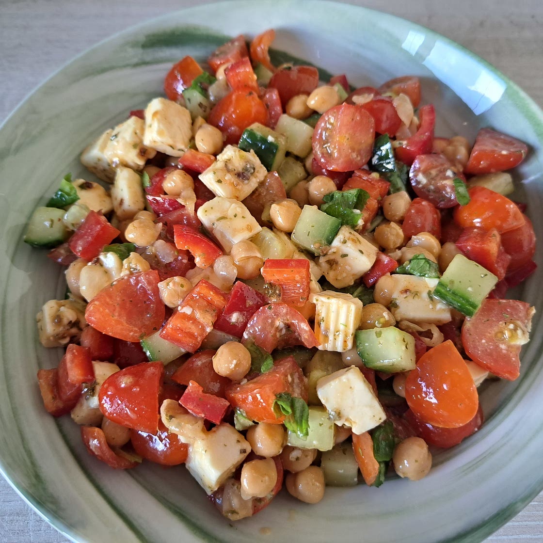Salat mit Kichererbsen und Feta