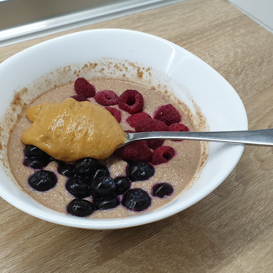 Oatmeal with raspberry