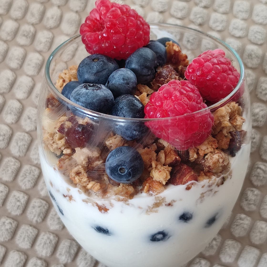 Yoghurt & Granola Breakfast Pot (Vegetarian)