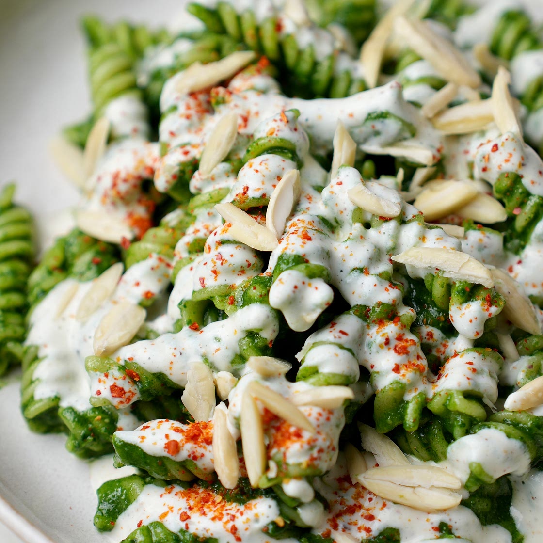 ITALIANO - Fusilli con pesto di cavolo nero, ricotta, mandorle e peperoncino