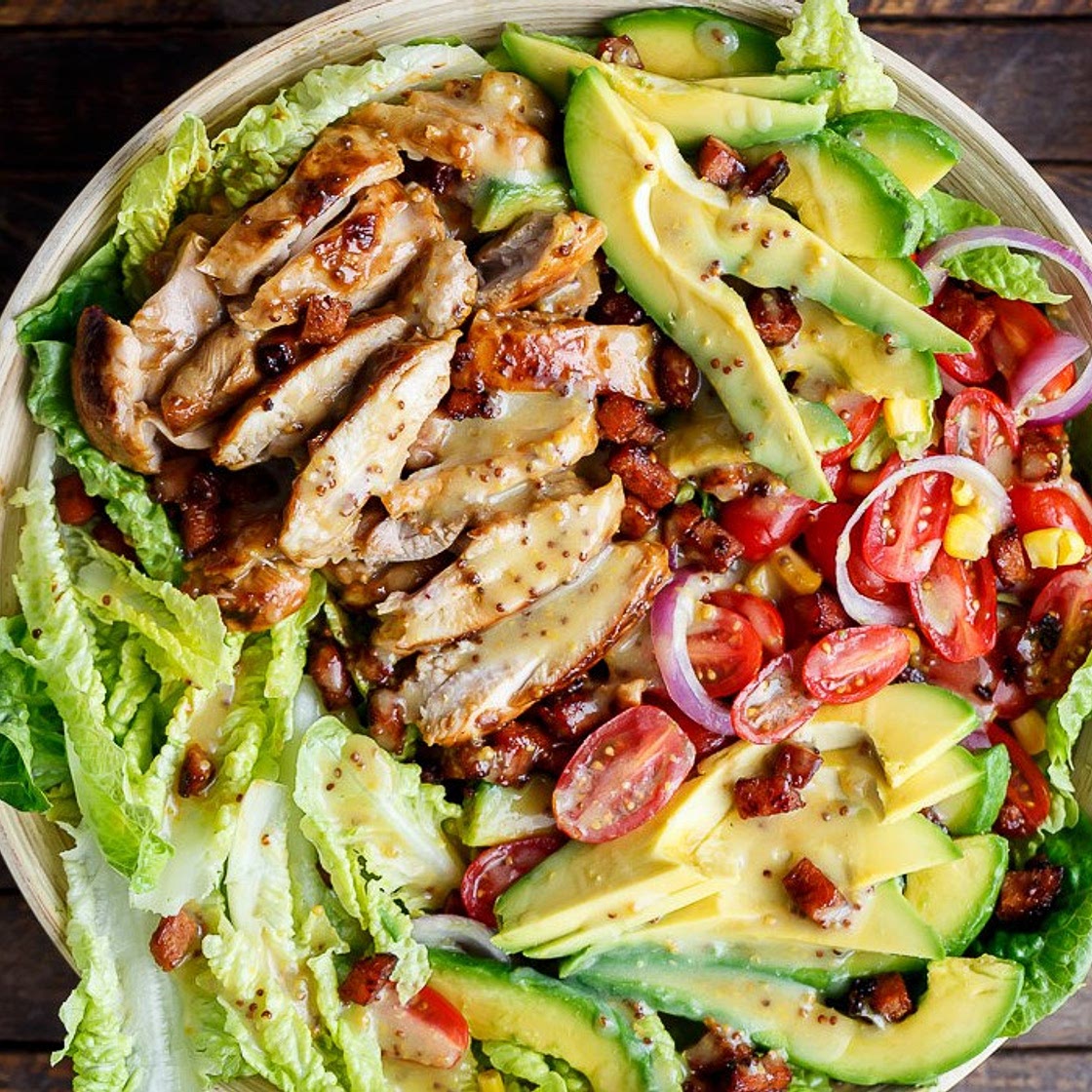 Salade au poulet, avocat et bacon avec une vinaigrette