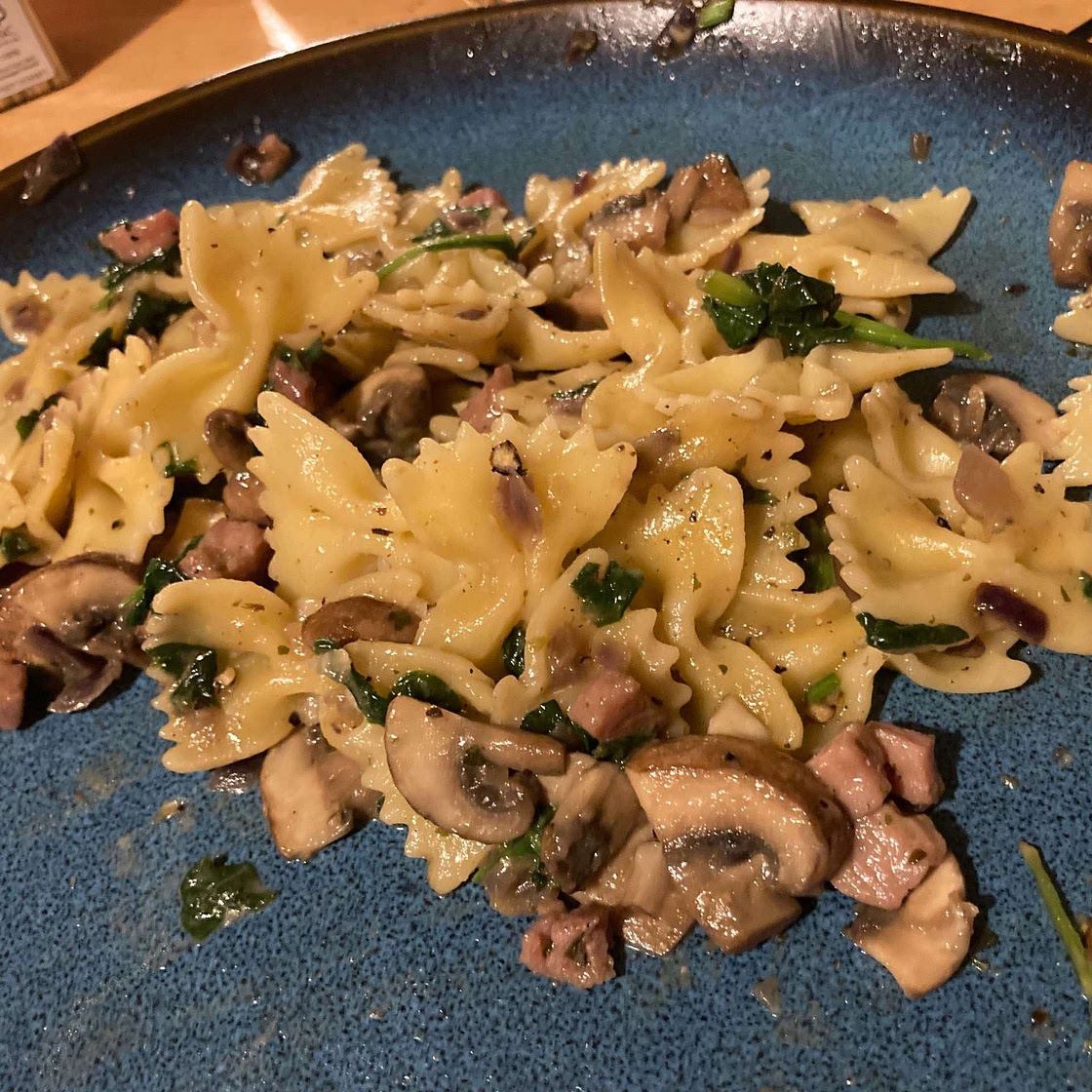 One-Pot Garlic Parmesan Pasta with Spinach and Mushrooms