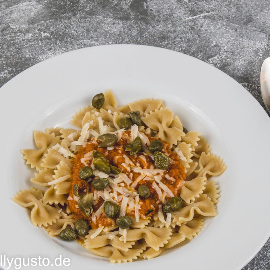 Tomatensauce mit Karotten und roter Paprika