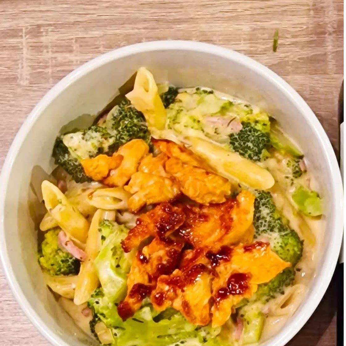 Pâtes façon poulet Alfredo au brocoli et fromage râpé