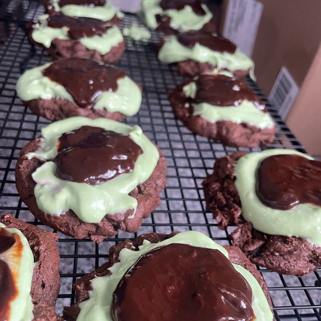 Crumbl 🙀 Mint Brownie Cookies