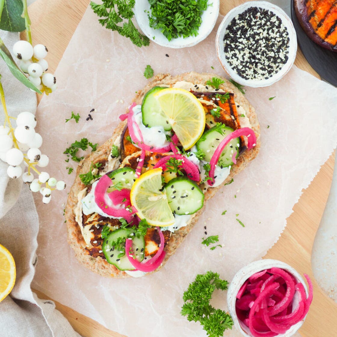 Flatbread met aubergine, hummus en uienpickles