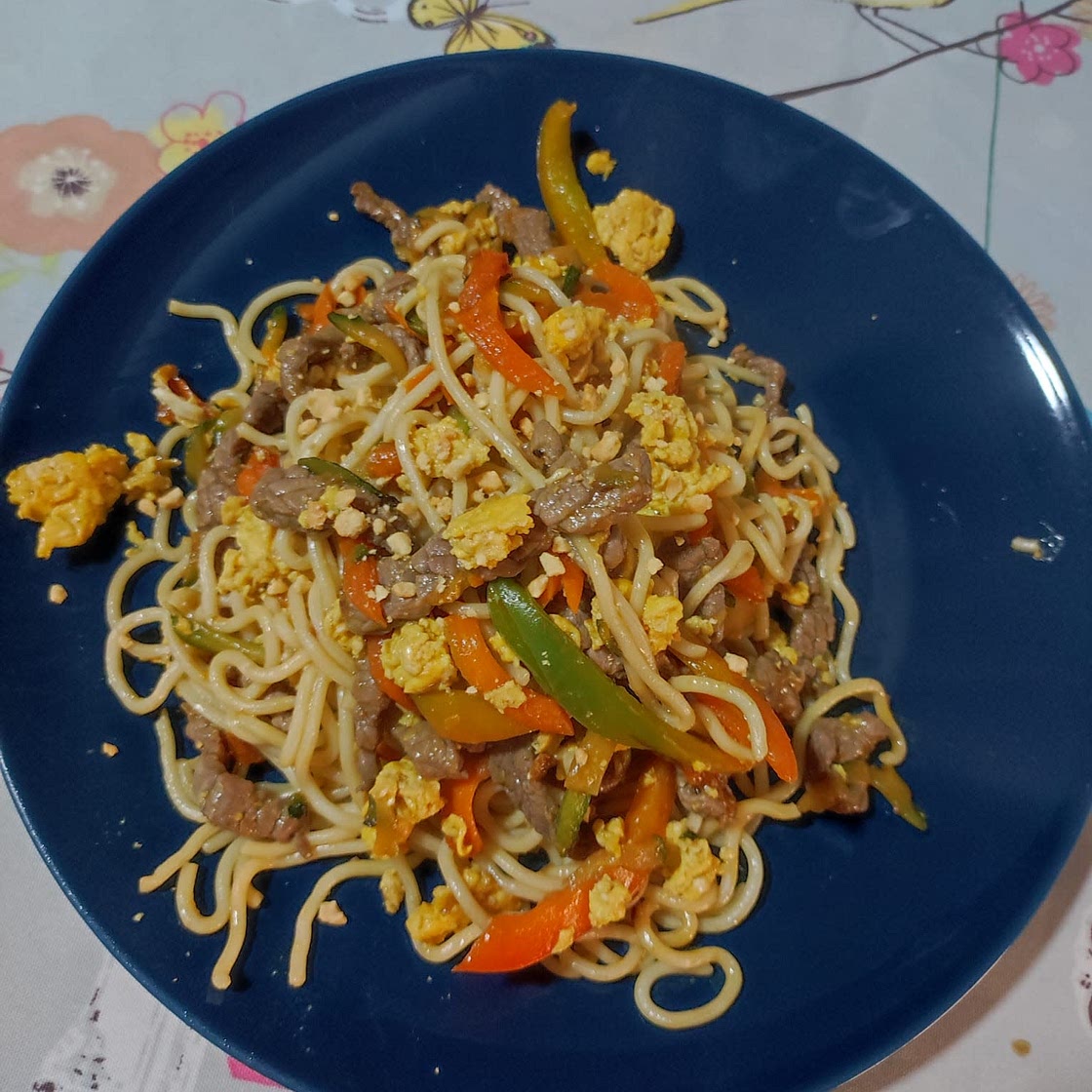 Noodles di manzo in stile asiatico con verdure saltate e uova