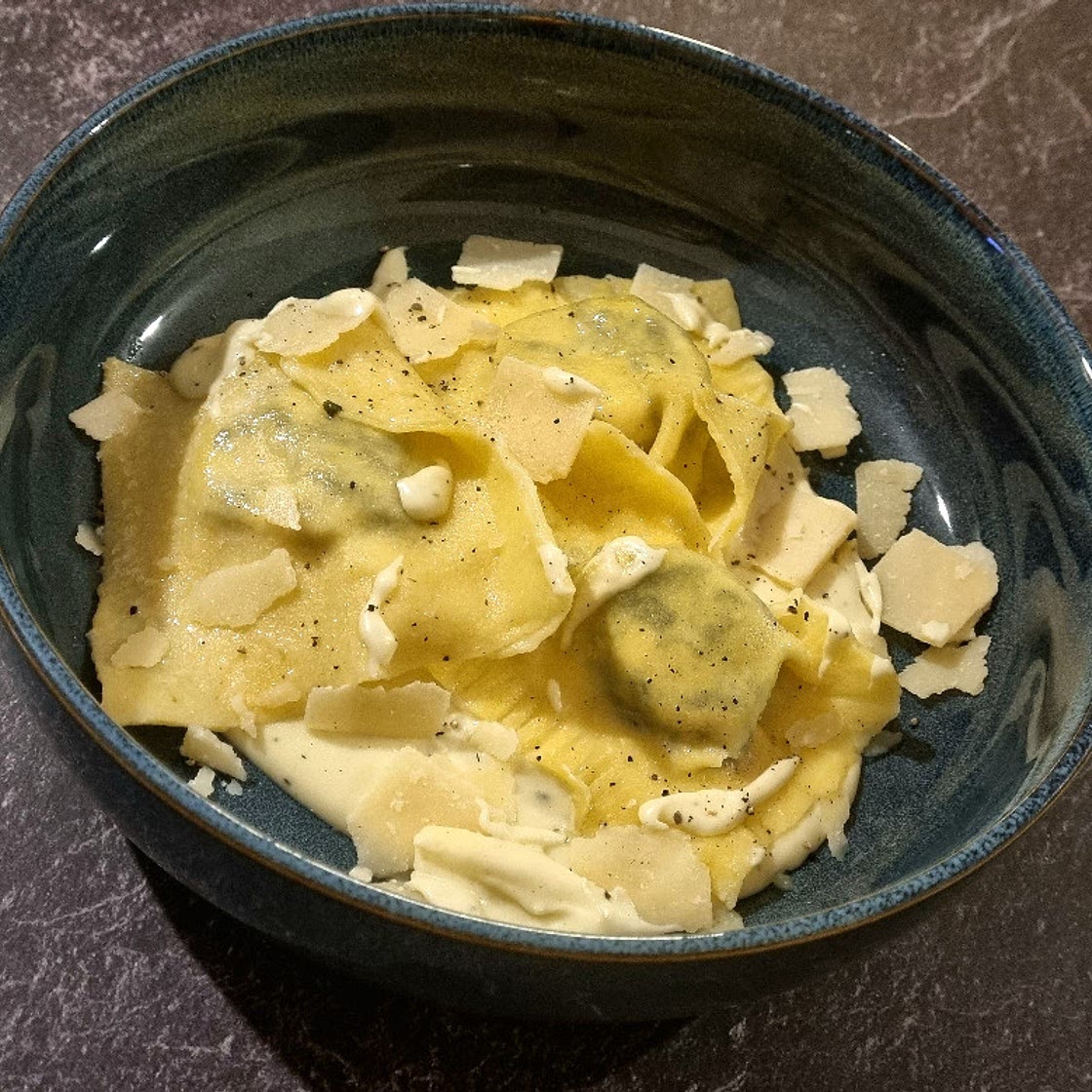 Selbstgemachte Raviolis mit Spinat-Ricottafüllung und Käsesoße