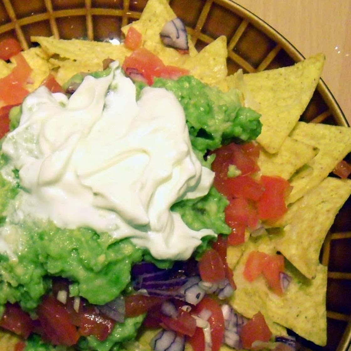 Nachos grande- Gorące nachos z salsą z awokado i pomidorami