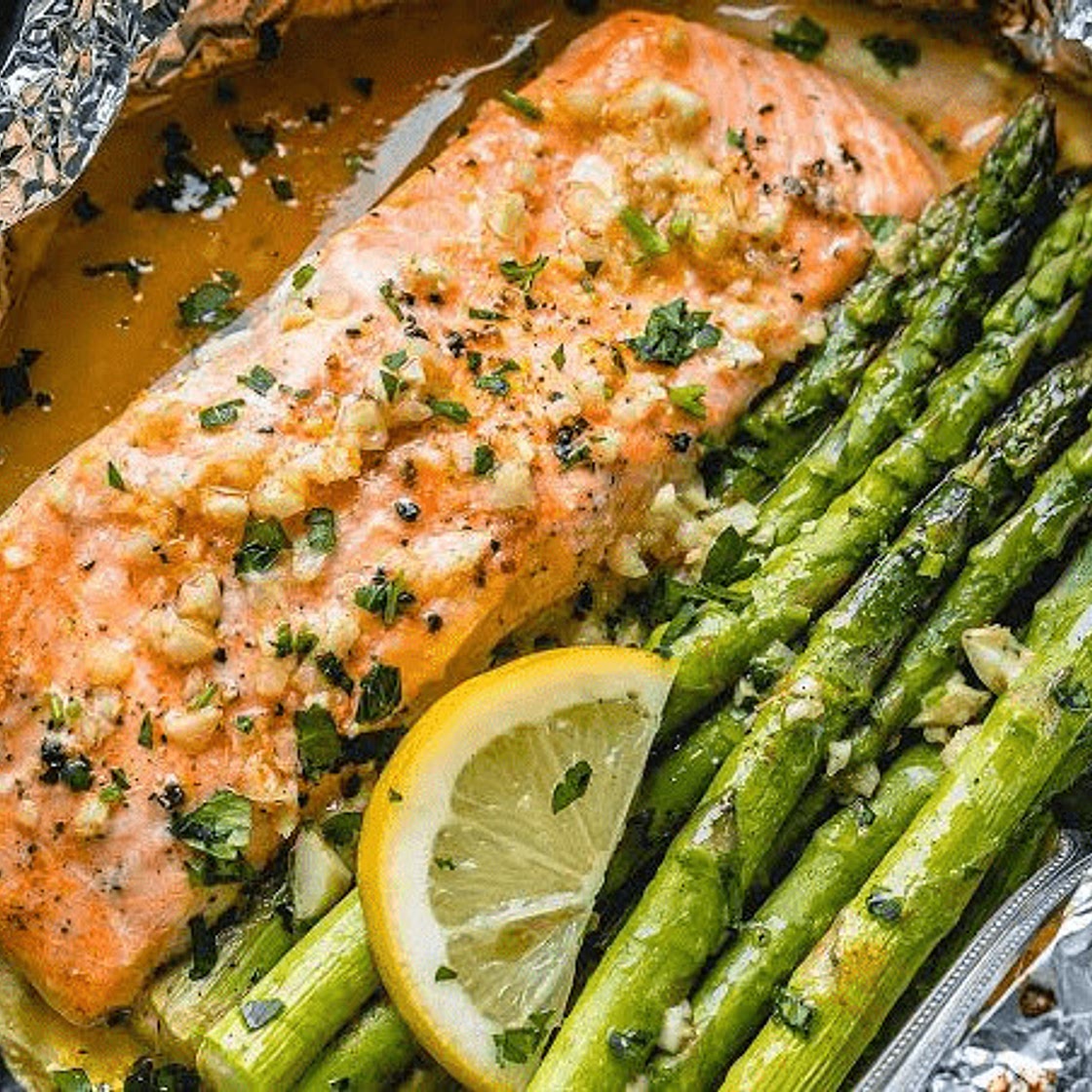 Keto Baked Salmon and Asparagus in Foil with Lemon Garlic Butter Sauce ⋆ Diet keto
