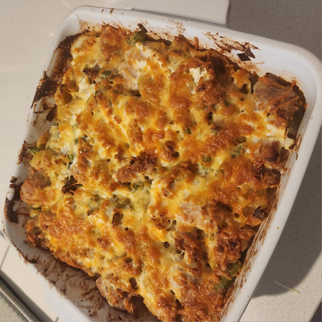Chicken, leek & pea pasta bake