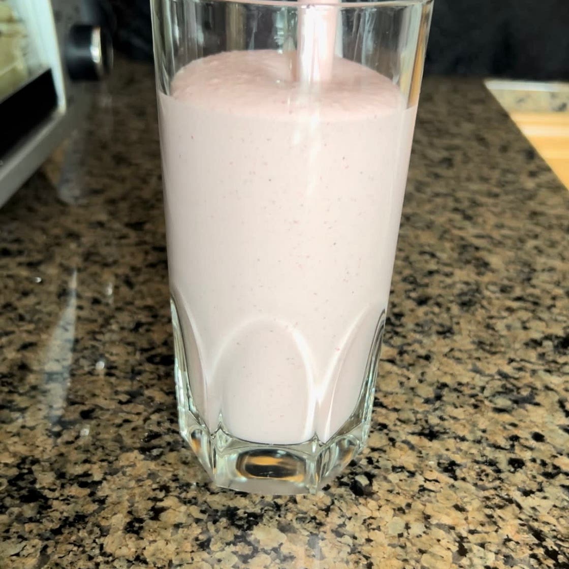 High Calorie Bulking Smoothie (Straw-Nana)