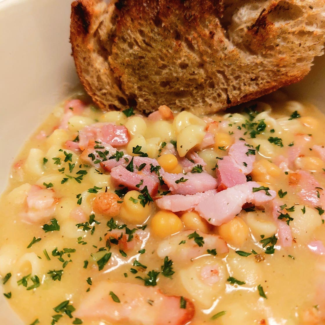 Chickpeas, pancetta and pasta soup