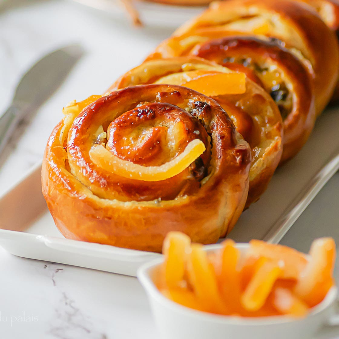 Brioche roulée à la crème raisins secs et orange confite