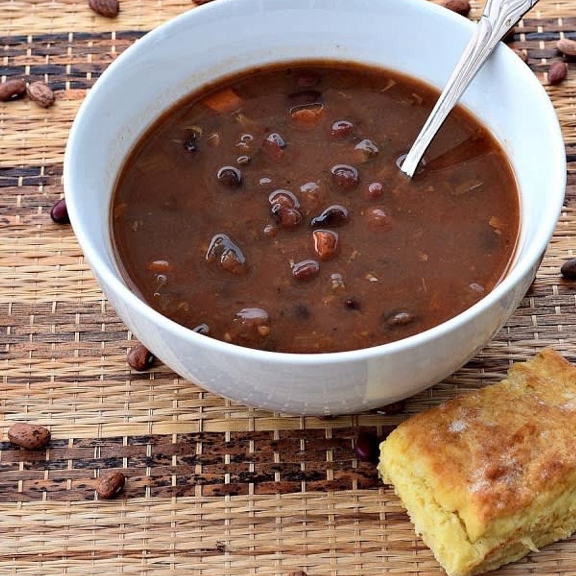 Almuerzo: Caldo de frijol