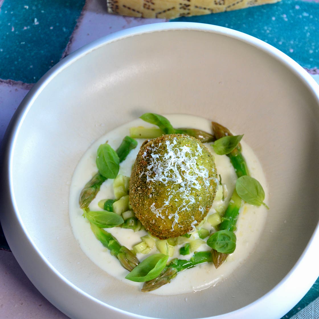 Crispy egg with asparagus and Grana Padano cheese sauce