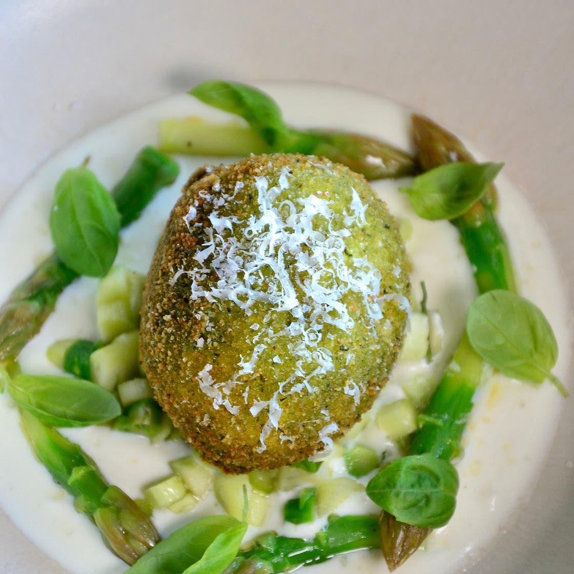 ITALIANO - Uovo croccante con asparagi e salsa al Grana Padano