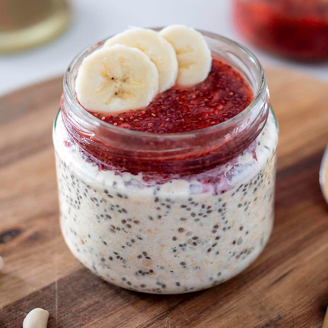 PEANUT BUTTER & JAM OVERNIGHT OATS